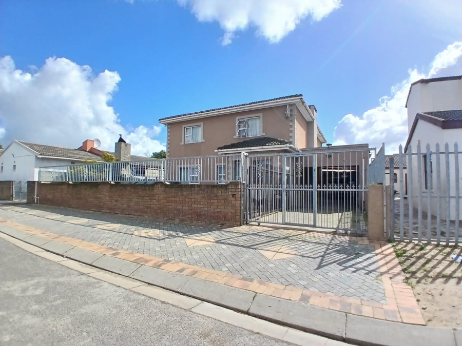 4 Bedroom Property for Sale in Devon Park Western Cape